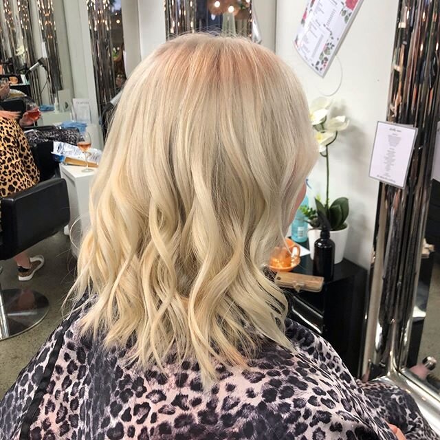 From a full head of foils to a bleach and tone on @claudiaduff with some pretty GHD waves ⚡️✨💫 #blondie #bleachandtone #ghdhair #blondemeschwarzkopf