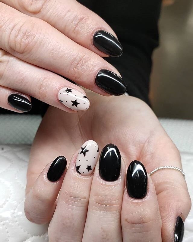Late post..
How cute is this set.. Hardgel extensions with stary winter vibe for beautiful Natasha @tashakinsky .. #monaconailacademy #learnatmonaco #nailart #nailartist #nails💅 #nailextensions #hardgelextensions #handpaintednailart #thecollectivehairandbeauty