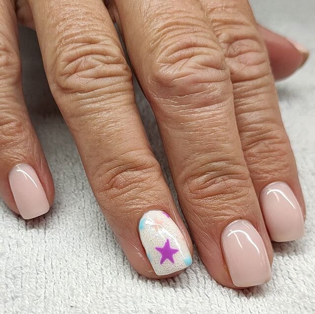 Have you tried the Luminary Multi-Flex gel overlay? 
Not yet??
Let me tell you.. this hardgel can be soaked off like gel polish and give good strength to natural nails keeping them strong and helps them to grow long. Luminary system gel in 'GROWTH' its sucha pretty colour, isn't it!?. And a feature nail with  hand painted nail art 🌟.. @beautybestienz
#monaconailacademy #handpaintednailart #nails💅 #nailartdesign #featurenails #starnailart #supportsmallbusiness #supportlocalbusiness