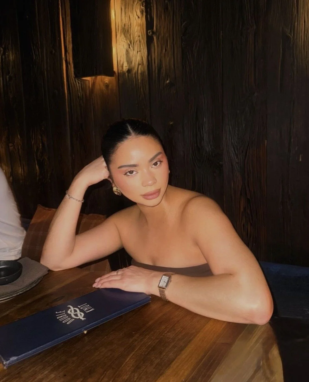 Patiently waiting for dinner to arrive at the table 🥂🥢⁠
⁠
📸: @genesissirl