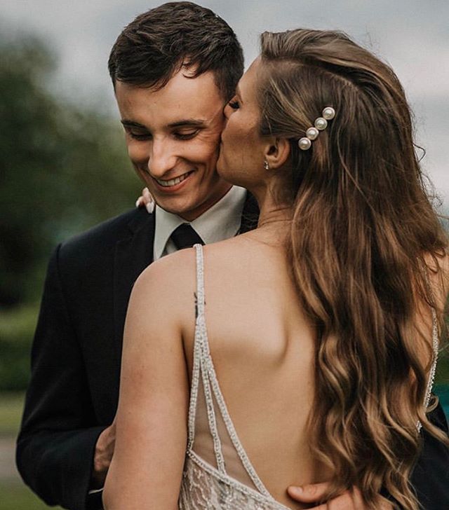 Styling the last wedding party I have booked for this year on Saturday so it&rsquo;s only fitting I post a photo of the first bride I styled this year. 💫
photo by @jaleesamatteazziphotography