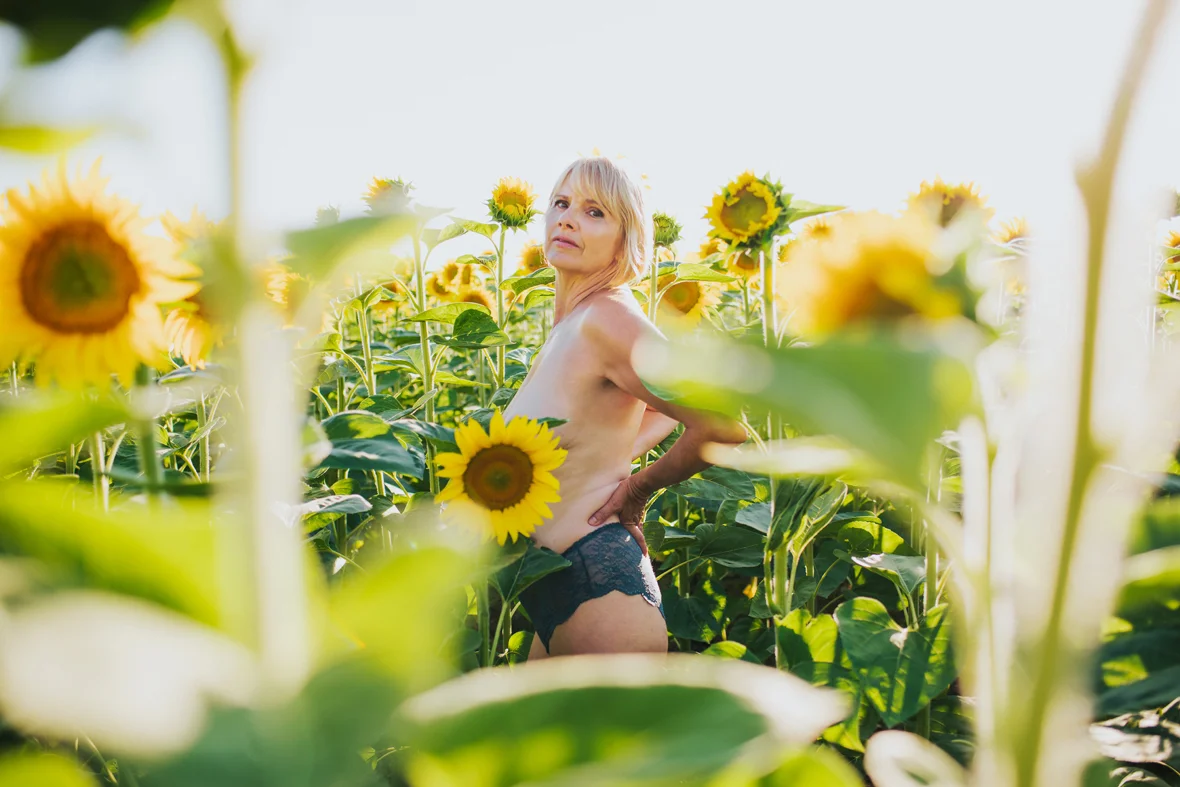 sunflower-field-boudoir-photography-scandaleuse-toronto-2.jpg
