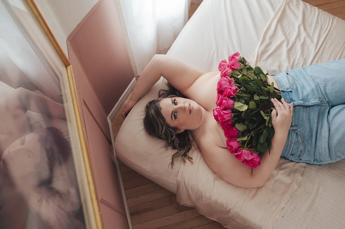 boudoir-photography-curvy-women-lingerie-roses-21.jpg