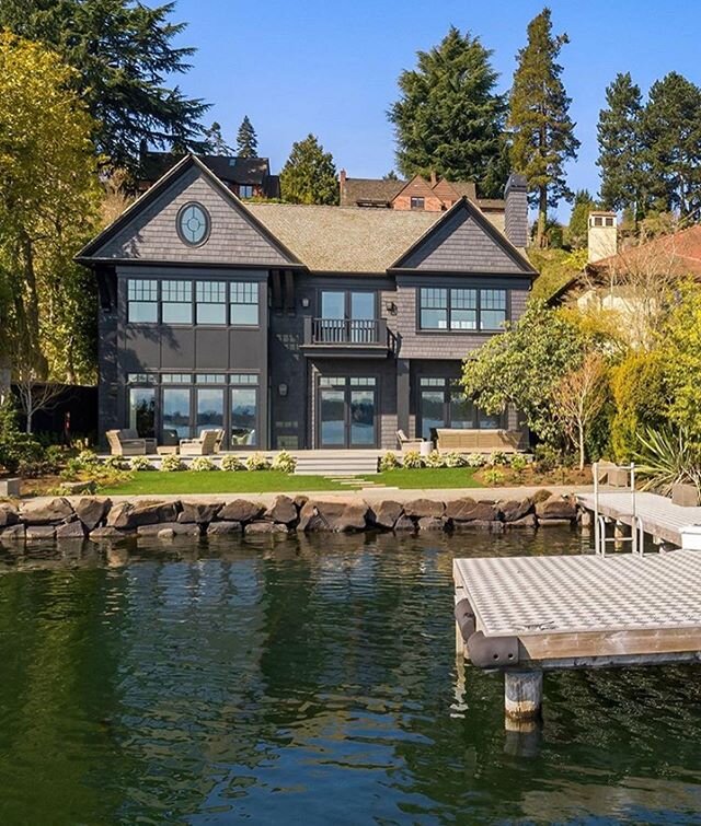As our international travel is on hiatus this Summer, it gives us all the opportunity to explore our own beautiful country. Seattle Washington is definitely up there for me! With incredible lake homes and so much natural beauty! 🏡⛰🍃Swipe to see mor