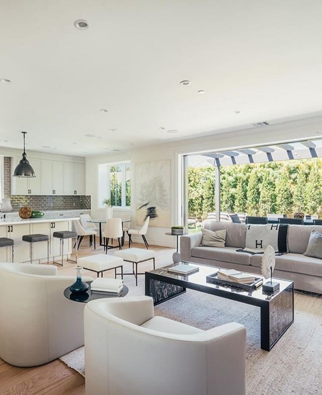 So much natural light and beautiful greenery that makes this Pacific Palisades home feel so open, perfectly blending indoor and outdoor living. Swipe to see more of this 5 🛌 | 5 🛀 home. Repped by #compass agents @jacchernovteam #realestate #compass