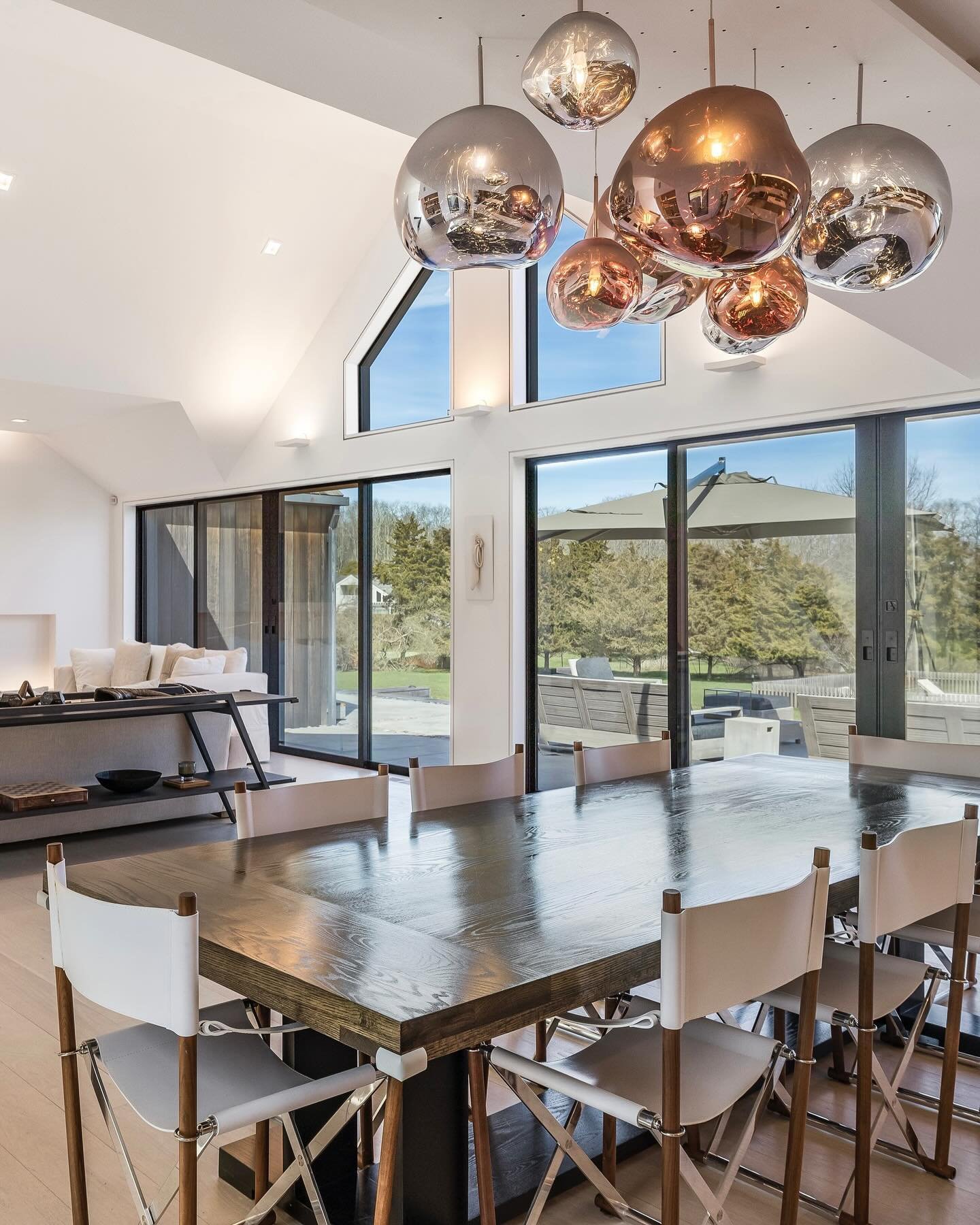 Sitting on a lush 1.7 acres this light filled home epitomizes contemporary elegance.

Inspired by John Pawson, the home has been thoughtfully designed with an open-concept layout accentuating the minimalist aesthetic.

6 bedrooms and 6.5 bathrooms

4