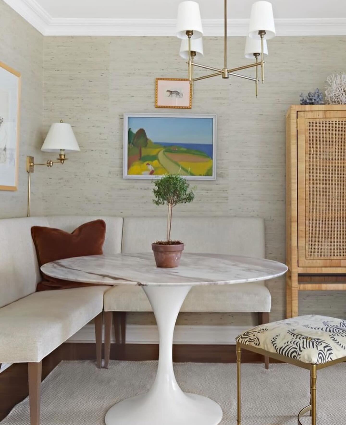 Situated just moments from Central Park lies this elegant 2 bedroom, 2 bathroom filled with light which has been tastefully renovated 🌳🍃

The gracious living space is adorned with hardwood floors and flooded in the natural light. The open layout se