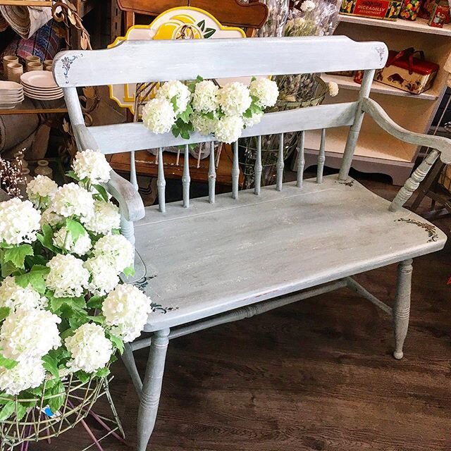 It&rsquo;s easy to pass up these colonial maple benches- but they transform so well! So next time you see one, GRAB IT.  Painted in shades of Pure, Svenska, clear and dark wax! All Annie Sloan of course😉 #vintagebench #anniesloan #chalkpaintedfurnit