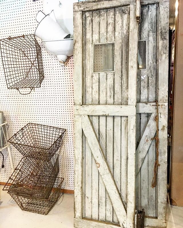 Just snagged these Killer barn doors! And how bout those French oyster baskets?? #oysterbasket #barndoor  #anniesloan #chalkpaintedfurniture #handpaintedfurniture #repurposedfurniture #paintedfurniture #upcycledfurniture #vintagedecor #farmhousedecor