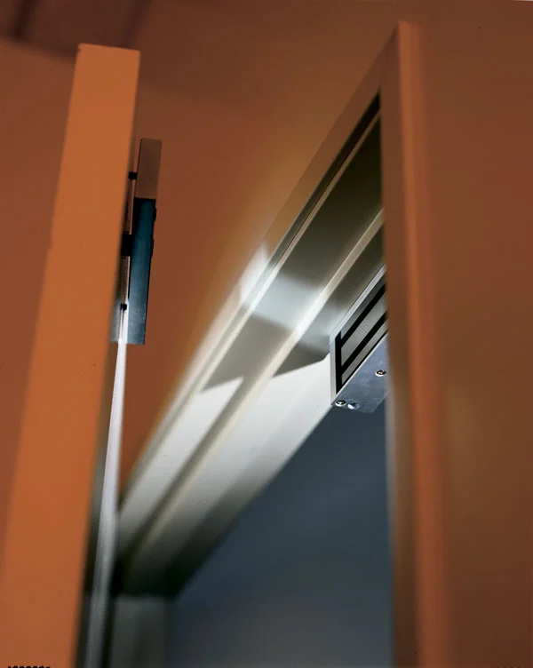 mag_lock_door_access_control_02_lg.jpg