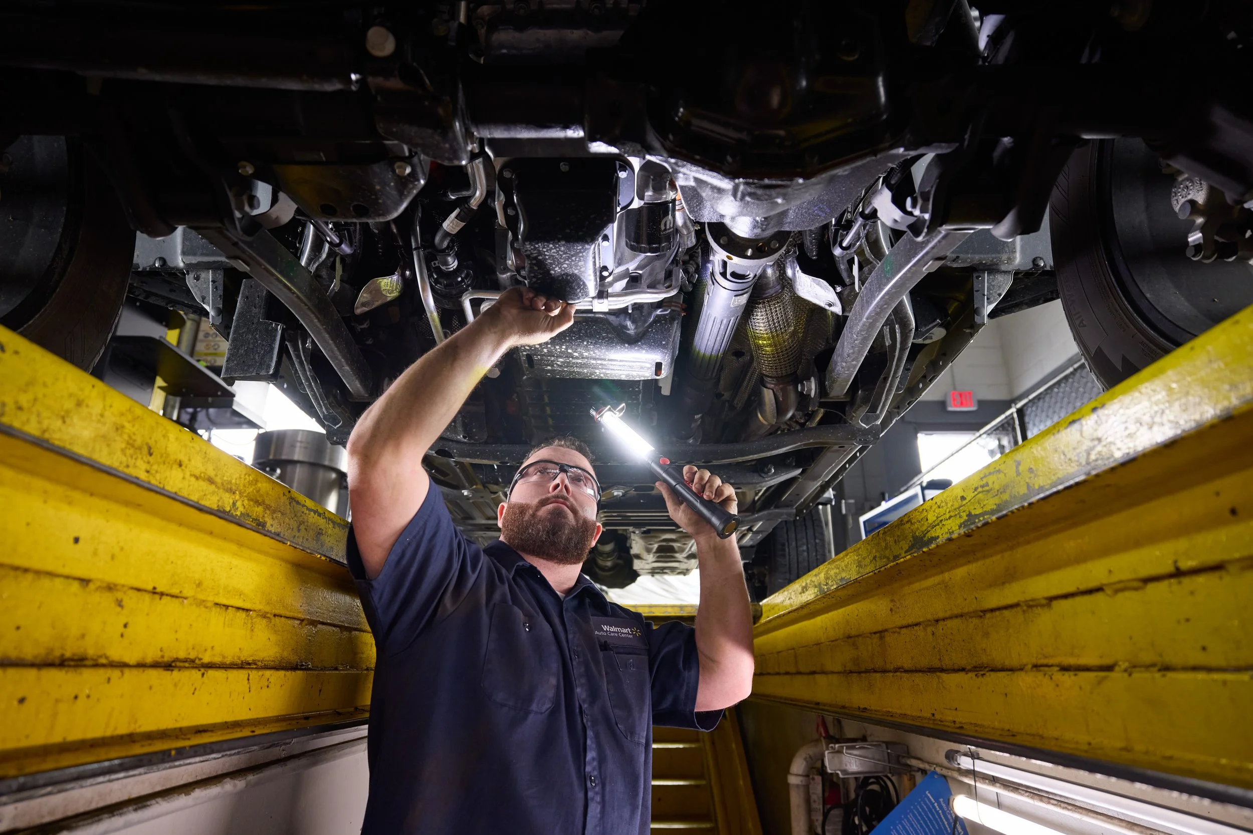 4195001-Services-Oil-Change-Lower-Bay-HARD-ACC-LIFE-00334 (1).jpg