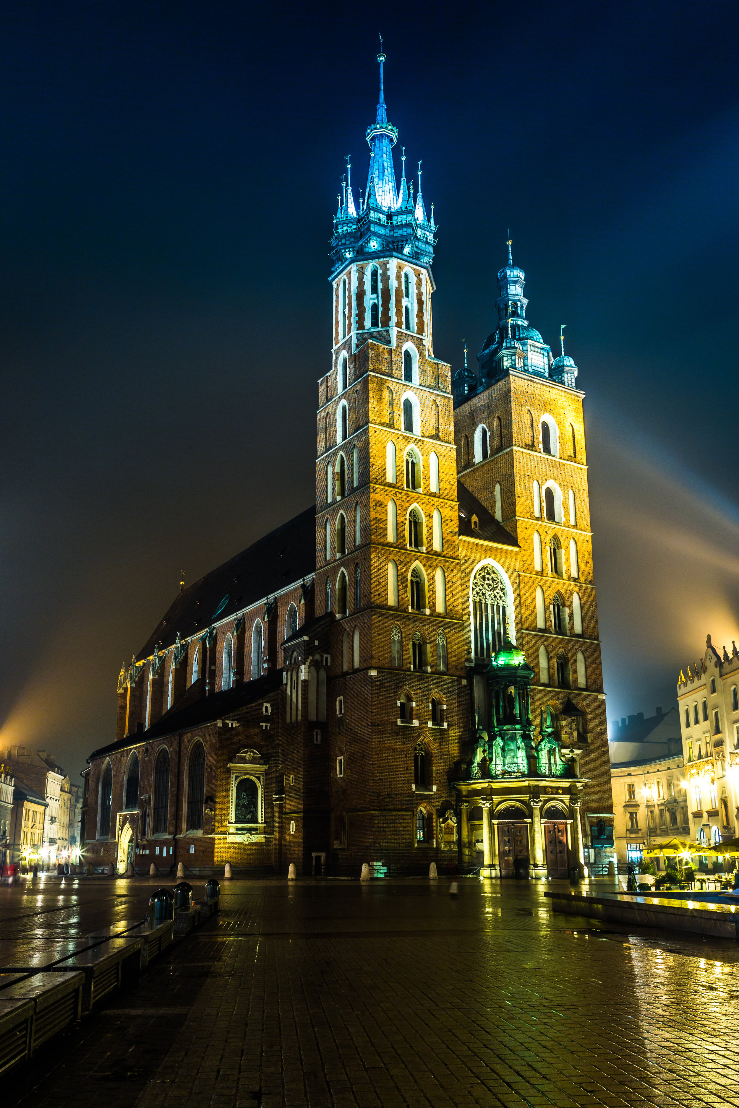 Pol Krakow mary's church main market square.jpg
