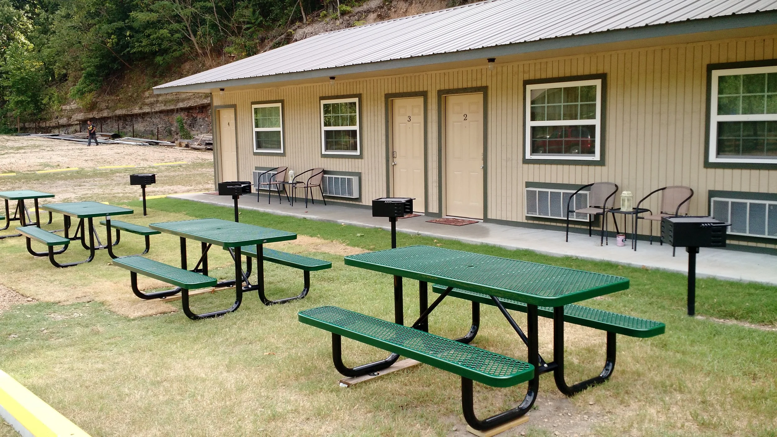 Picnic tables & grills at Riverbend Inn