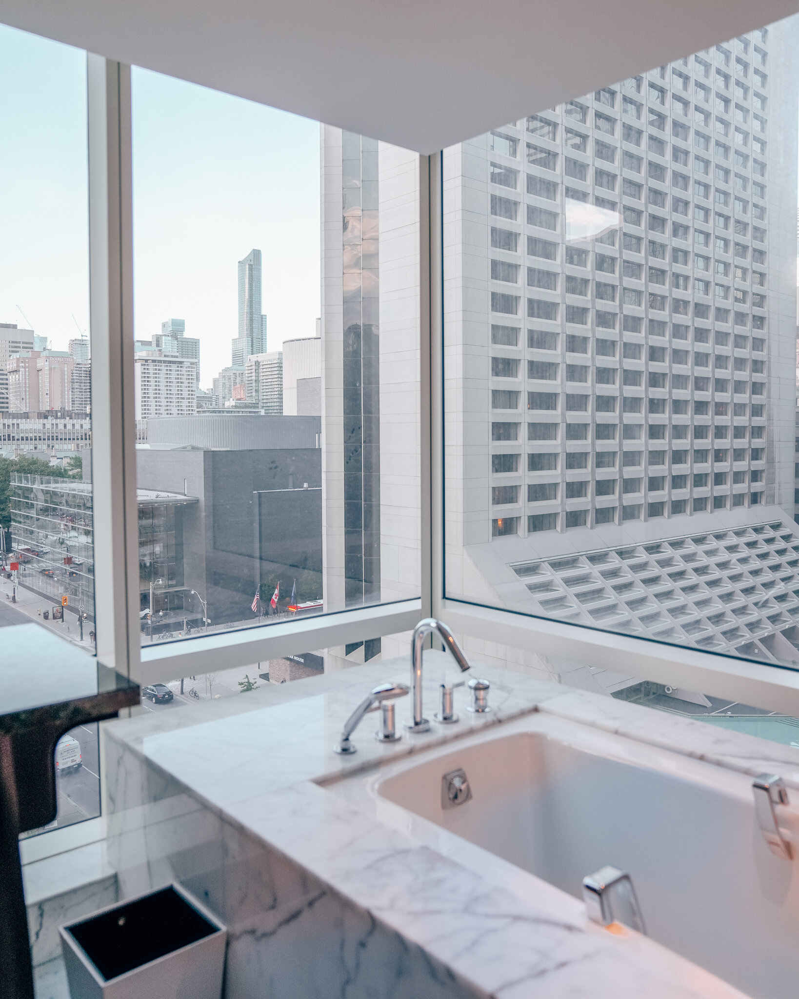 Luxury Hotel in Downtown Toronto: Shangri-La Hotel, Toronto