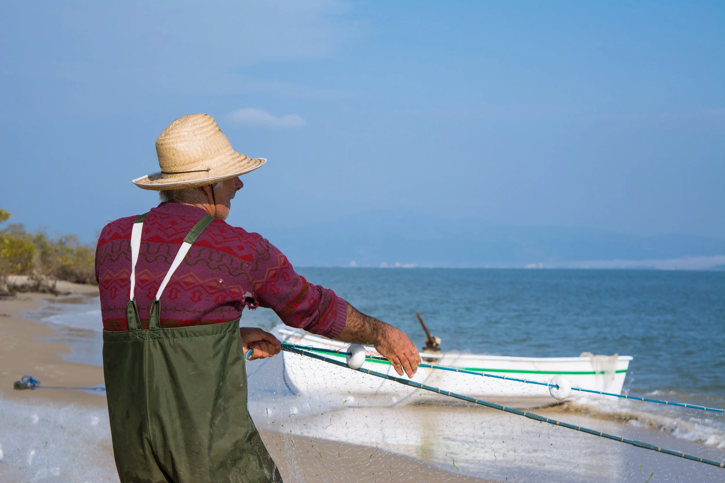 Whislt wondering along this beach we got to insight into the fishing culture here by watching two locals fish. First they set the line out via boat then once back on land they manually pulled in their net/catch towards the beach.