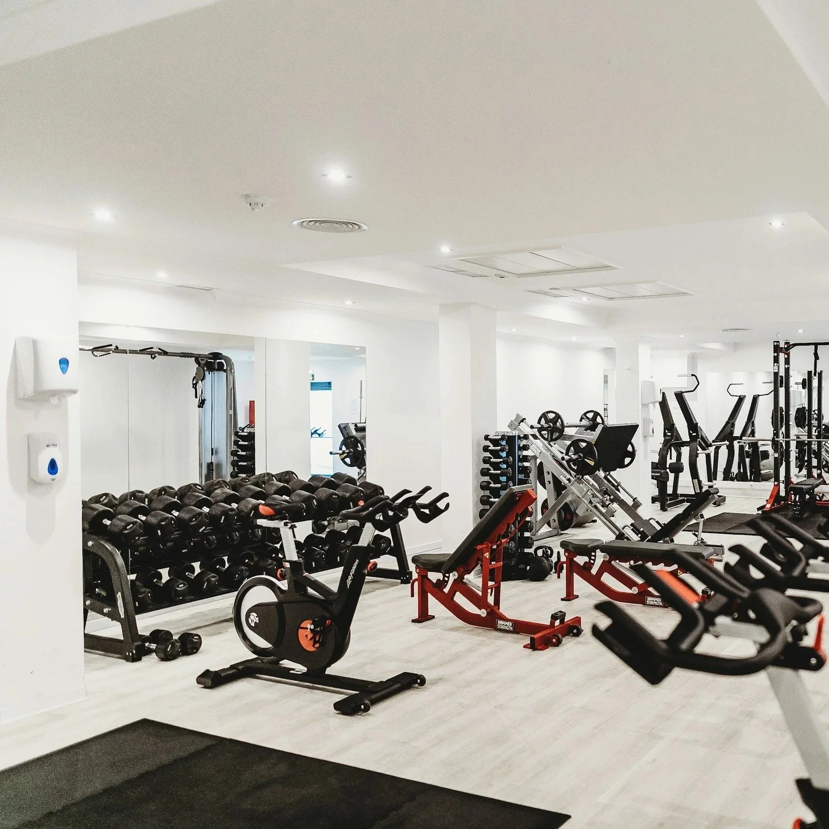 Outdoor fitness coach on the Thames Path in Fulham — running and bodyweight training