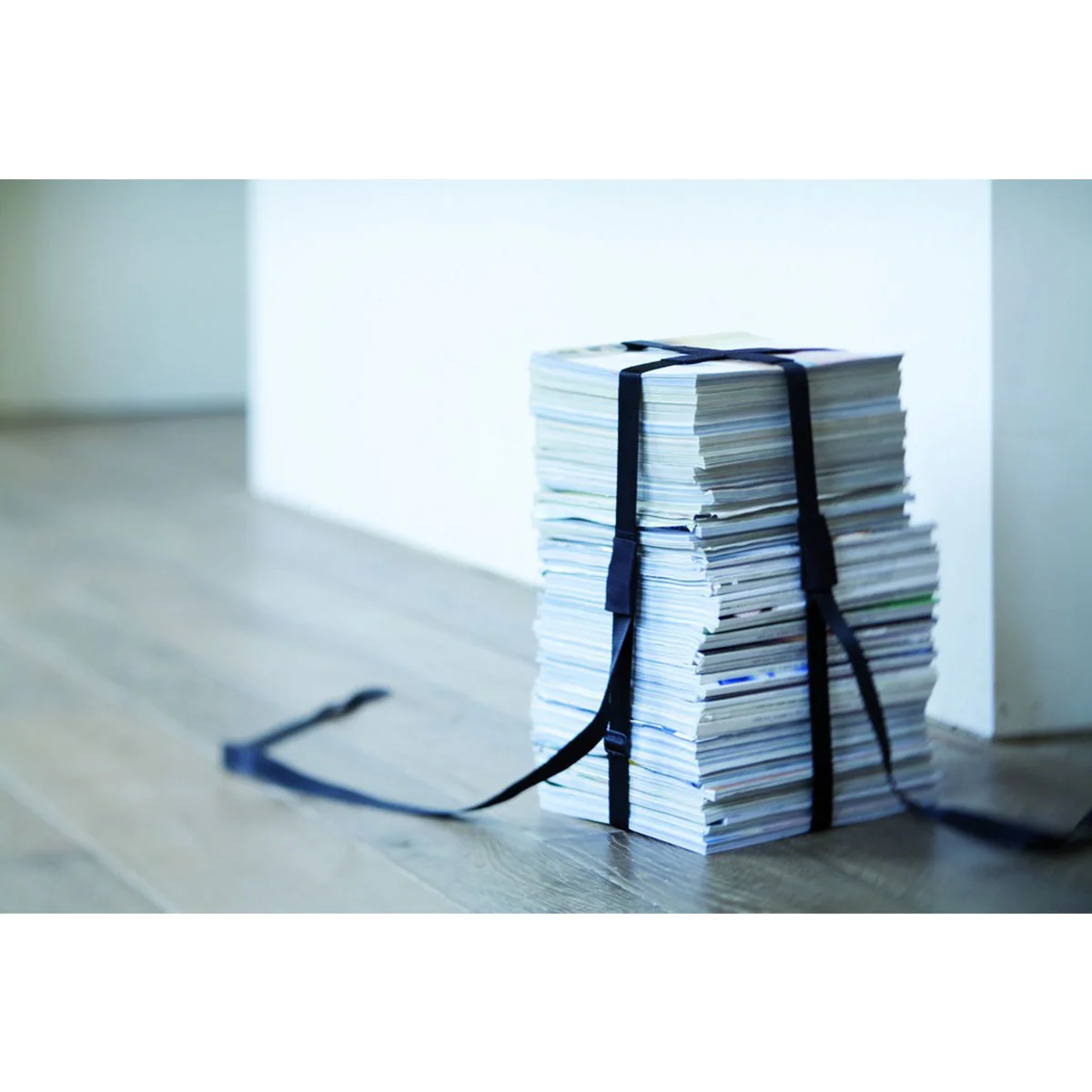 sangle-tabouret-book-stool-noir-enostudio-design-2.jpg