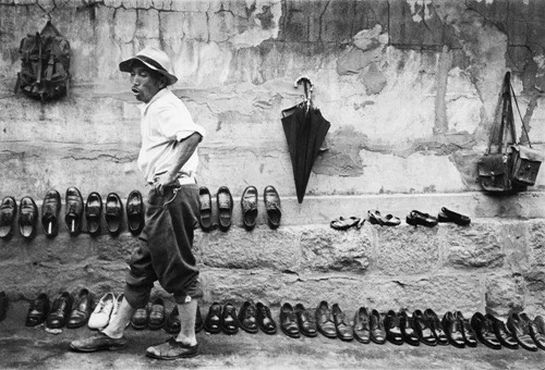Lee Hyeong-rok documented development-era realities that often flowed in beautiful aesthetic patterns.
