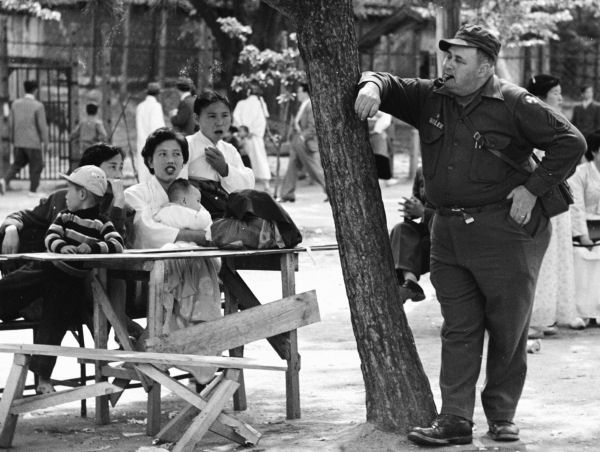 This shot, taken by Jeong Beom-tae, demonstrates, all in a single image, the conflicted and complex emotions that come with living in close quarters to a new, neo-colonial master. 
