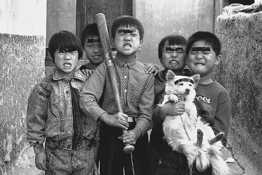 A classic Kim-Ki-chan image, one of many he committed to film as he went about documenting the golmok , Seoul's back-alleys, where he identified as the formative space for Korean manners, mores, and the backbone of Korean identity itself. I am strongly of the opinion that one of the reasons Kim Ki-chan receives so much popular, positive historical attention relative to many other photographers active during the 60s and 70s is because his depiction and view of Korean development-era life seems to say, quite simply, "Things were kind of tough at times, but overall, they weren't so bad and it gave our people character." They weren't exactly "good times," but they weren't all that bad, either. 