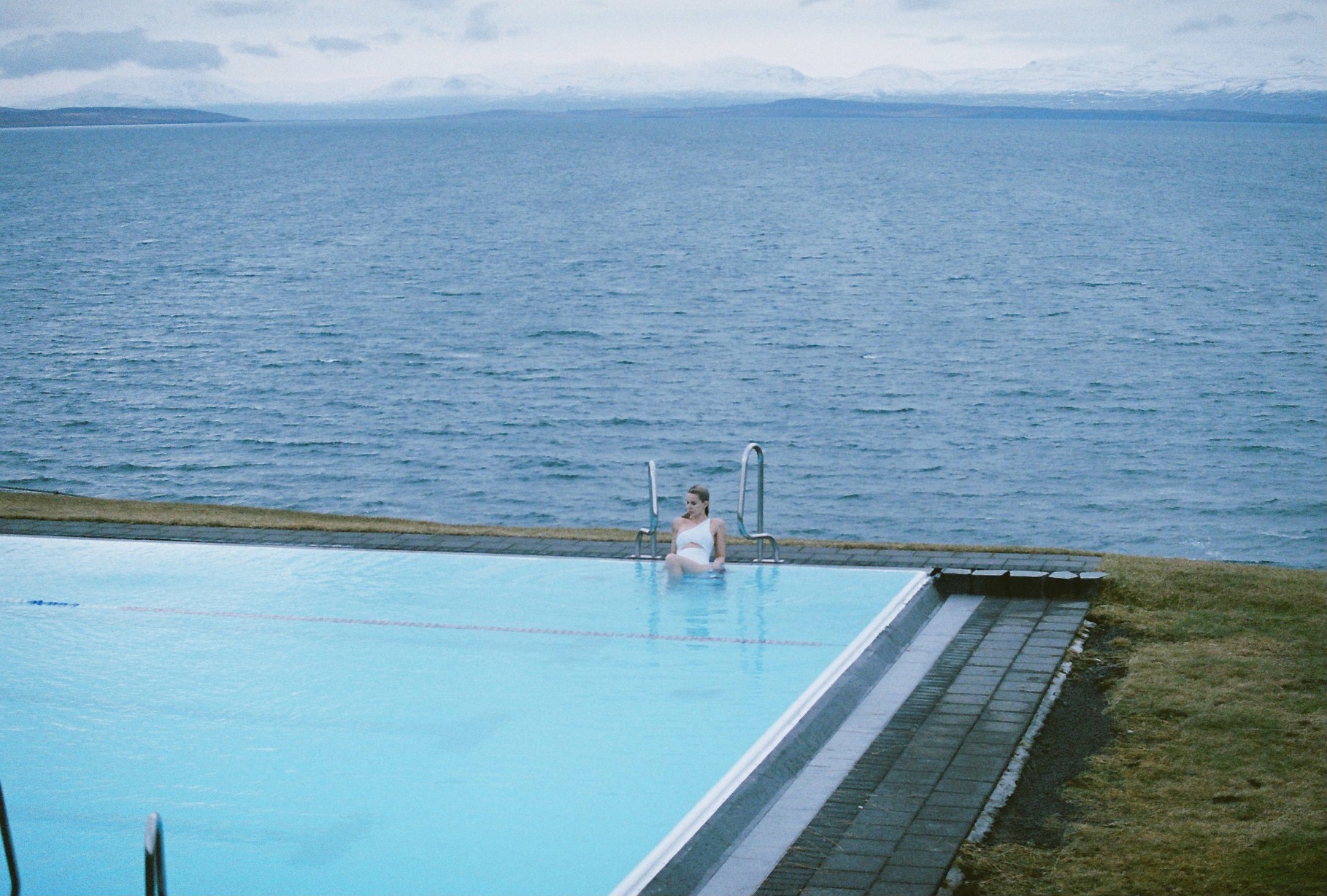 On our way back we stopped at the Infinity pool at Hofsós , my absolutely favorite pool in Iceland, it´s a must if you are in the area. Swimsuit: Koreswim