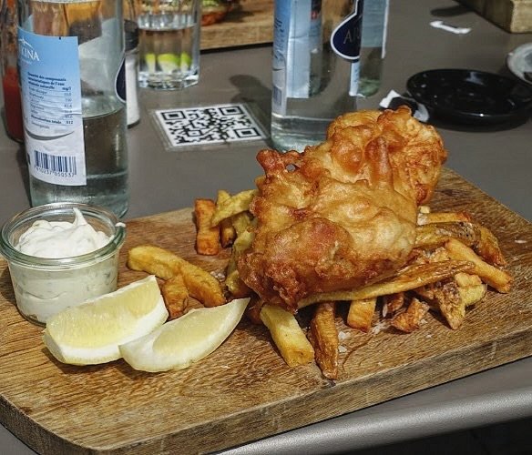 Thinking where to find the best fish &amp; chips in Zurich? Come to @fork_bottle for the best fish &amp; chips in town!
🐟🐟🐟
#forkandbottle