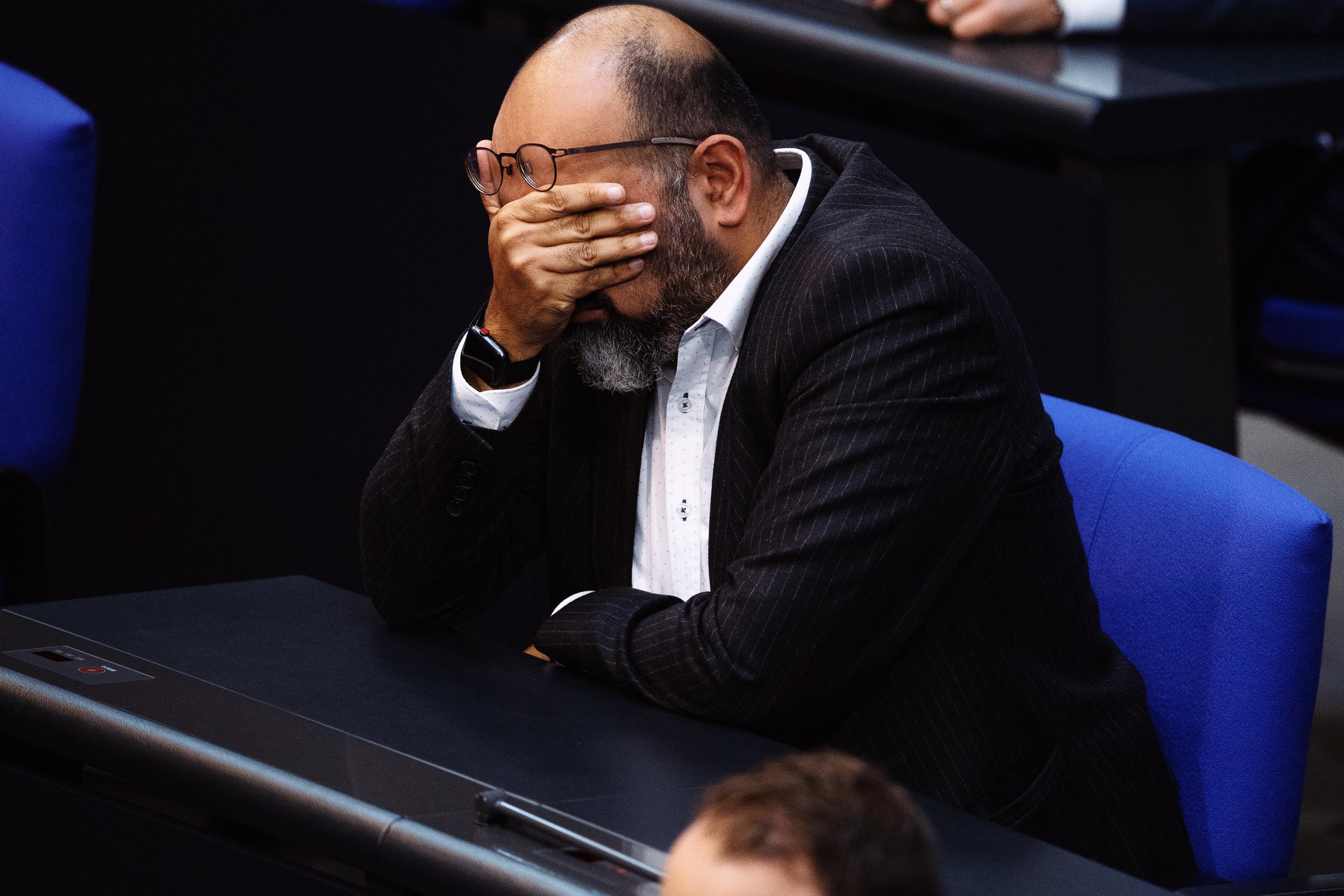  Omid Nouripour verzweifelt während der 55. Sitzung des Deutschen Bundestags an einer Rede zu einem Antrag der AfD zum Thema Islam. 