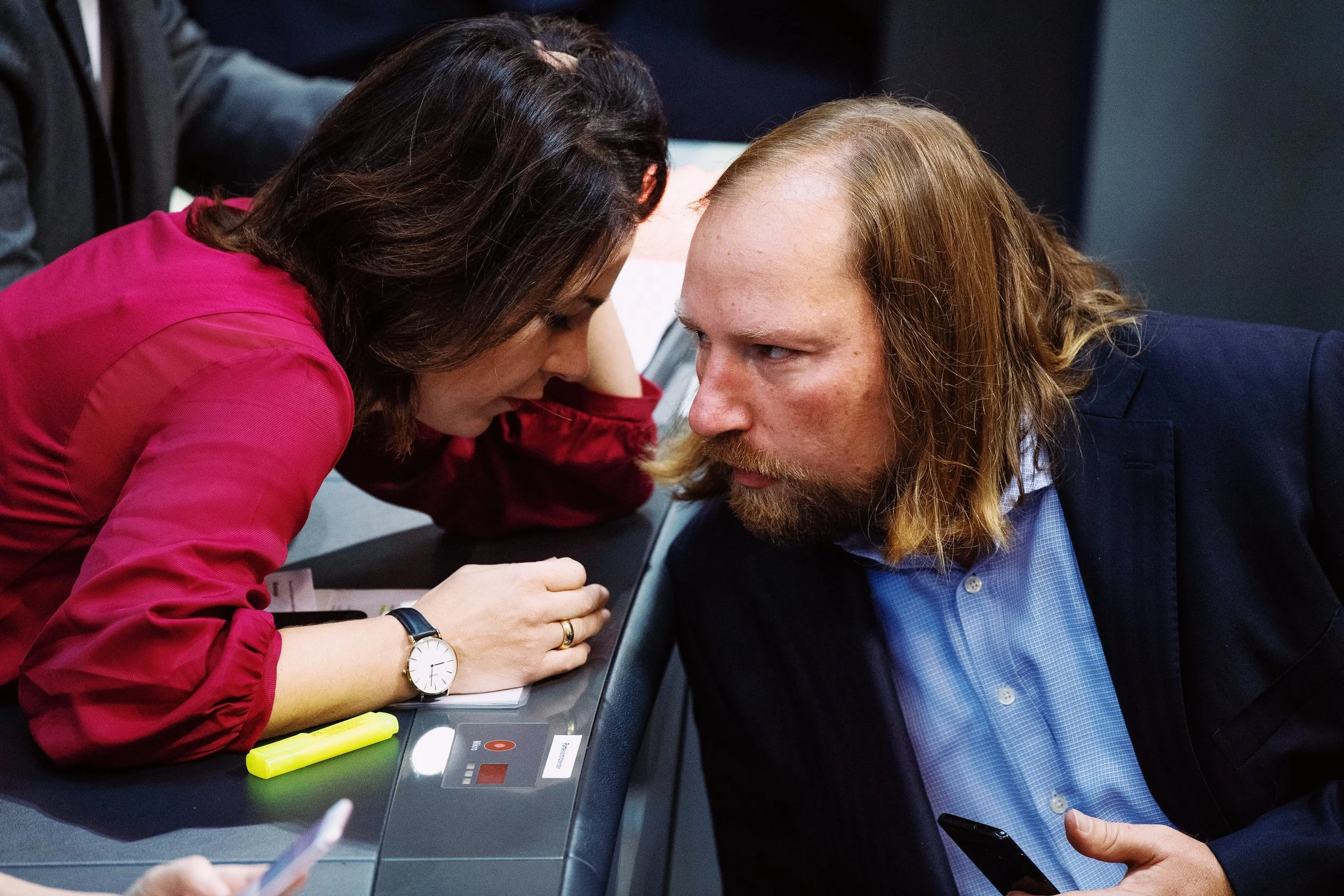 Annalena Baerbock und Anton Hofreiter diskutieren im Bundestag.