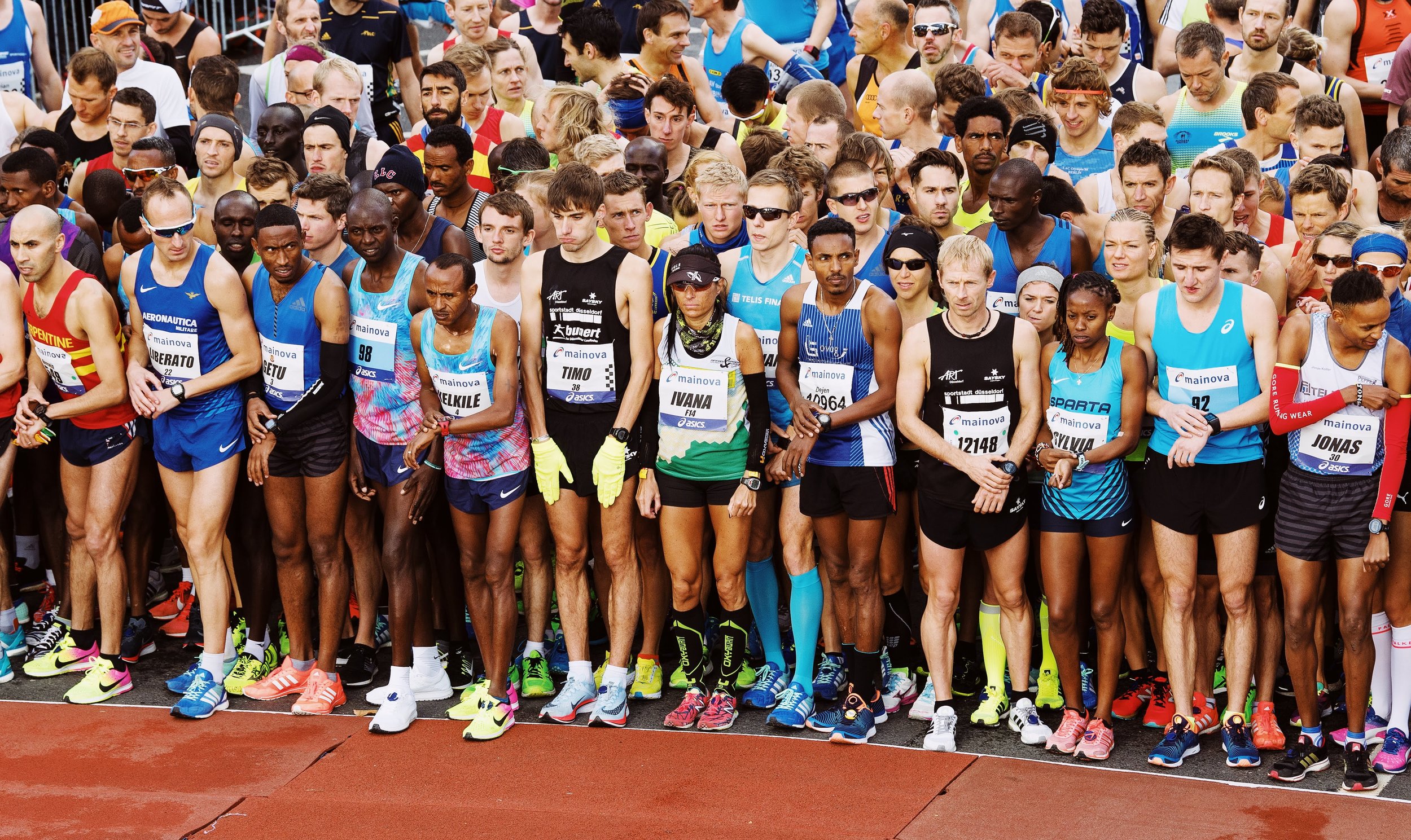  Die Spitzengruppe des Mainova Frankfurt-Marathons 2017 wartet an der Startlinie. 