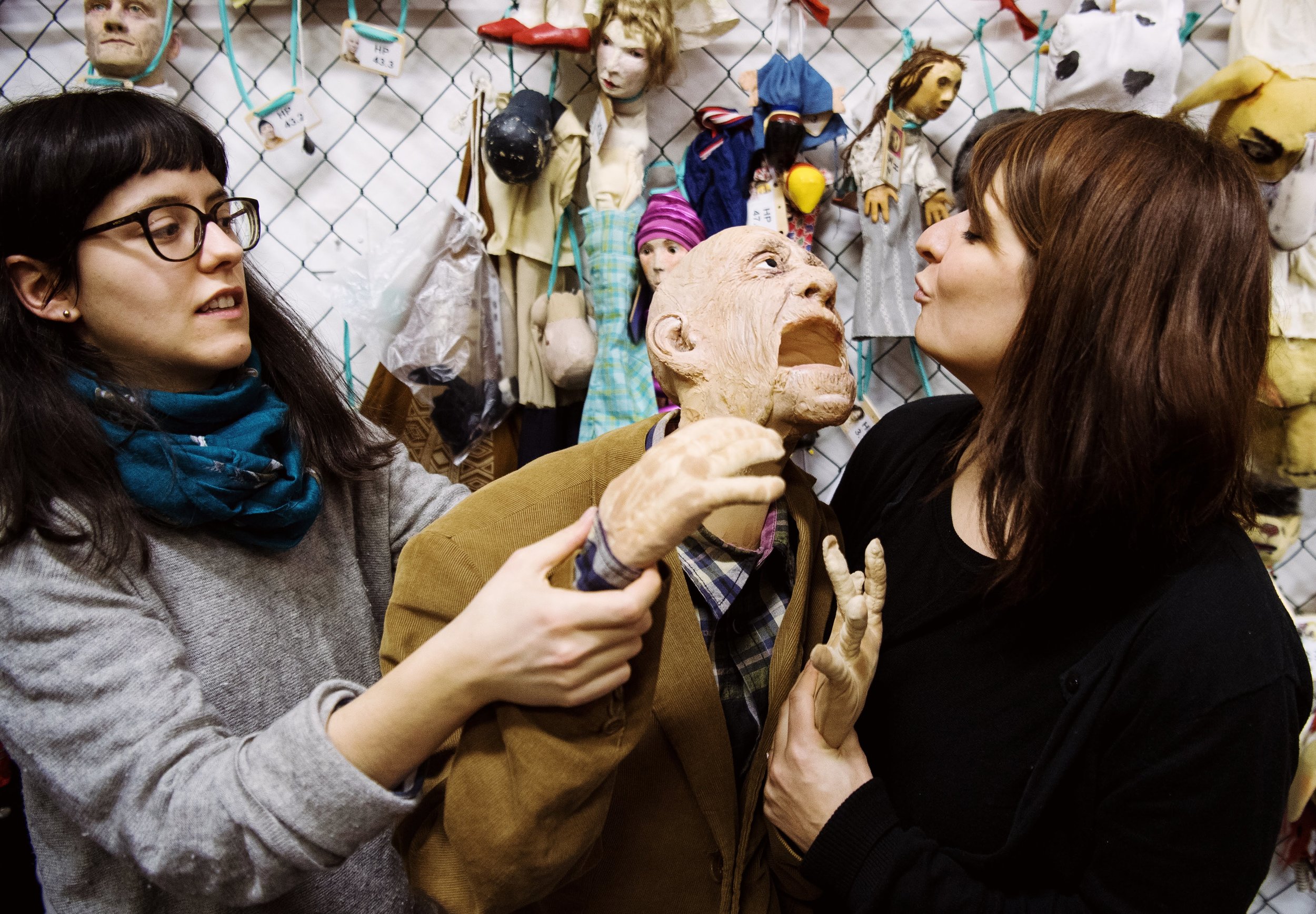  Die Puppenspielstudentinnen Nadia Ihjeij (l) und Sarah Zastrau spiele mit einer lebensgroßen Puppe eines alten Mannes. 