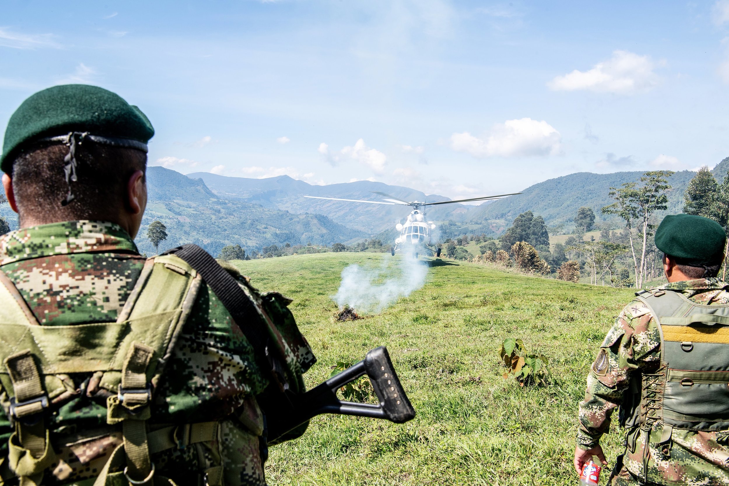 In Kolumbien besucht der Außenminister mit militärischer Begleitung ein FARC-Reintegrationslager. 