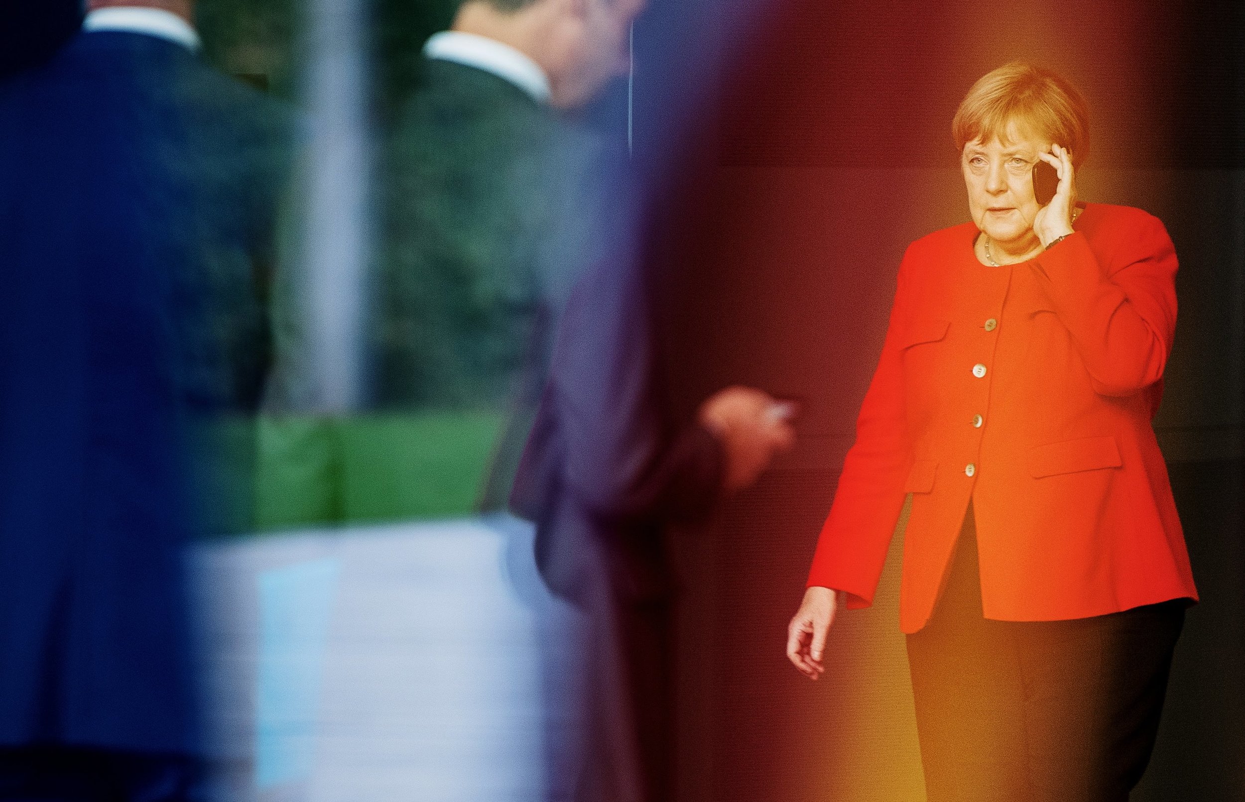  Bundeskanzlerin Angela Merkel telefoniert vor der Ankunft des tschechischen Präsidenten im Bundeskanzleramt. 
