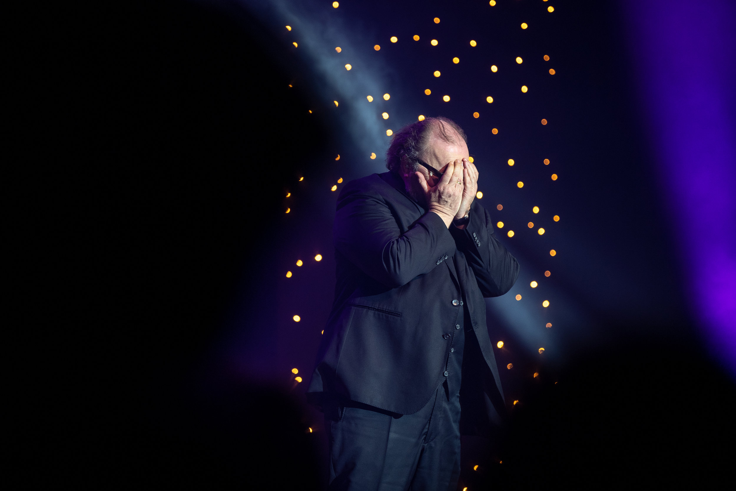  Arndt versteckt seine Tränen, nachdem er den Carl Laemmle Produzentenpreis 2019 gewonnen hat. 