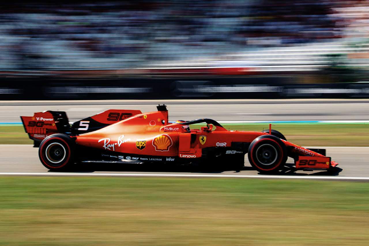  Sebastian Vettel fährt beim Training des großen Preis von Hockenheim seinen Ferrari in die Pitlane. 