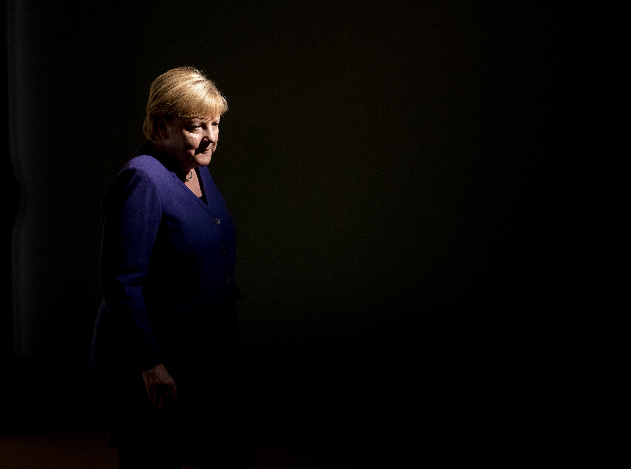  Bundeskanzlerin Angela Merkel wird auf Jahrestagung des Markenverbandes von einem Scheinwerfer angestrahlt. 