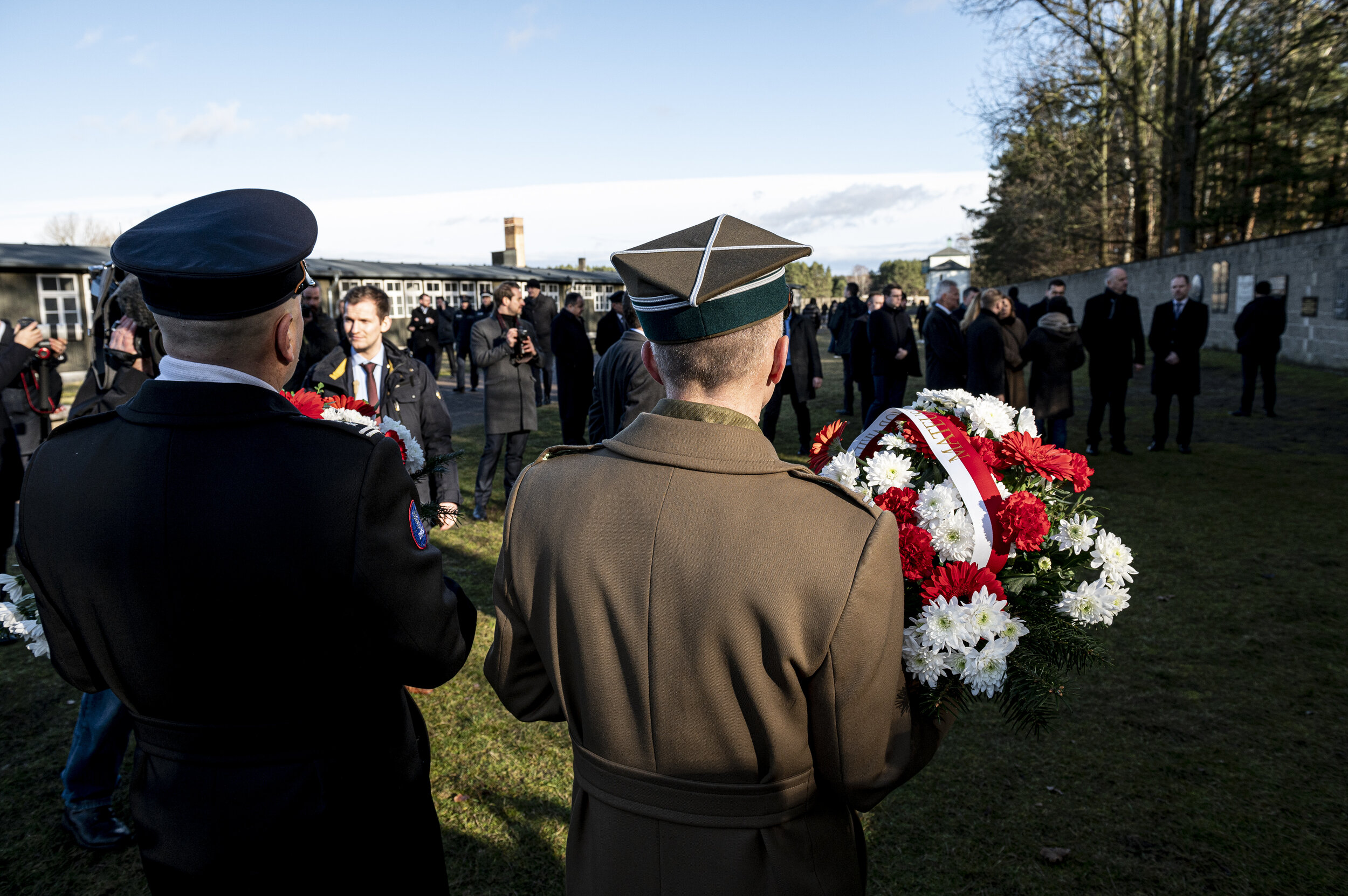  Polnische Soldaten halten Blumensträuße in der KZ-Gedenkstätte Sachsenhausen in der Hand. 