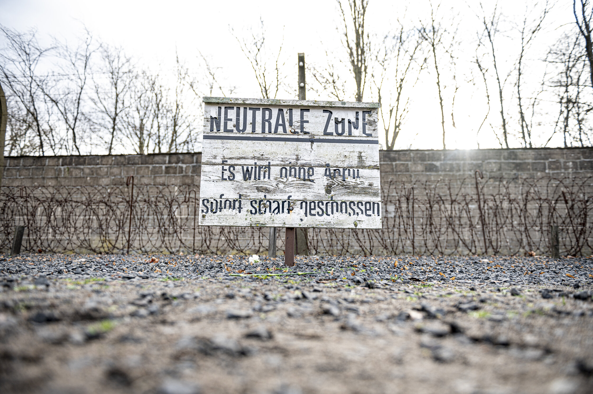  Ein Schild an der Mauer in der KZ-Gedenkstätte Sachsenhausen. 