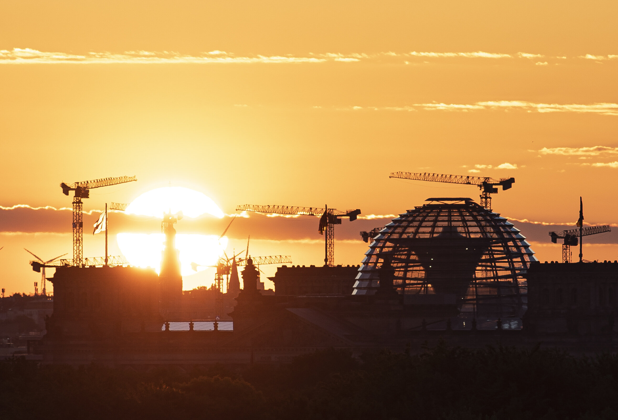  Die Sonne geht hinter dem Reichstagsgebäude auf. 