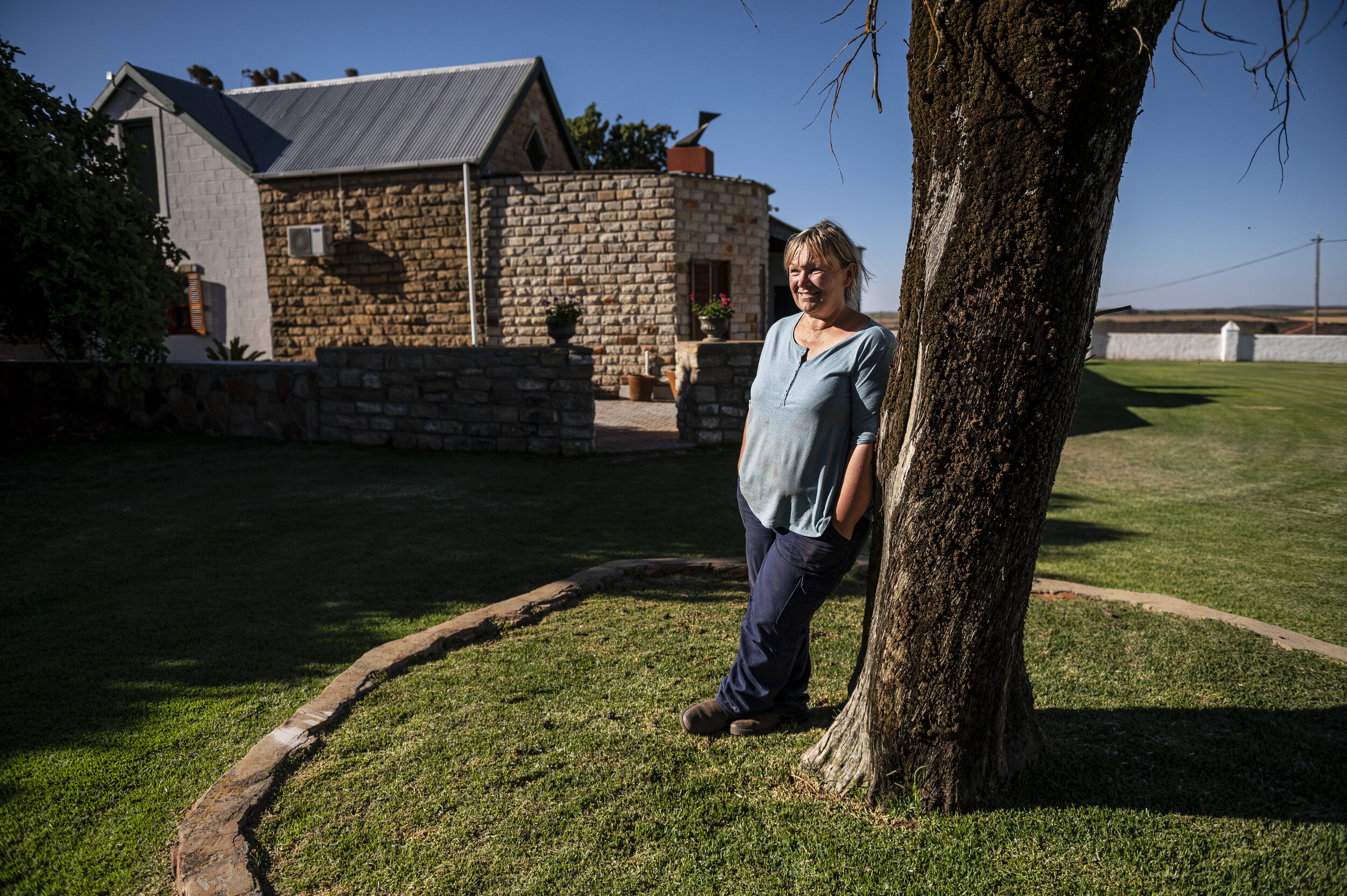  Mari Roussow steht auf auf dem grünen Rasen ihres Hauses. 2012 kauft sie zusammen mit ihrem Mann das Land, um darauf Rooibos anzubauen.   