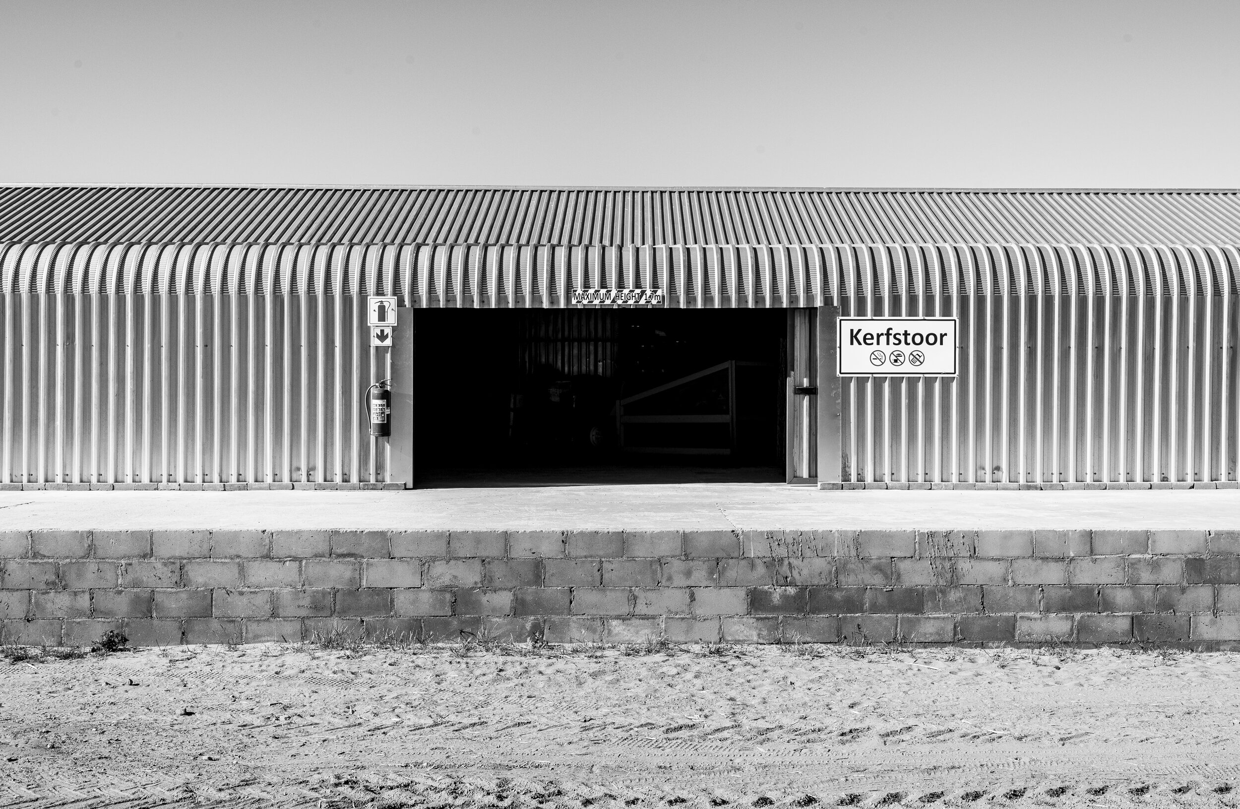  Das Eingangstor einer Wellblechhalle auf der Farm von Marie Roussow 