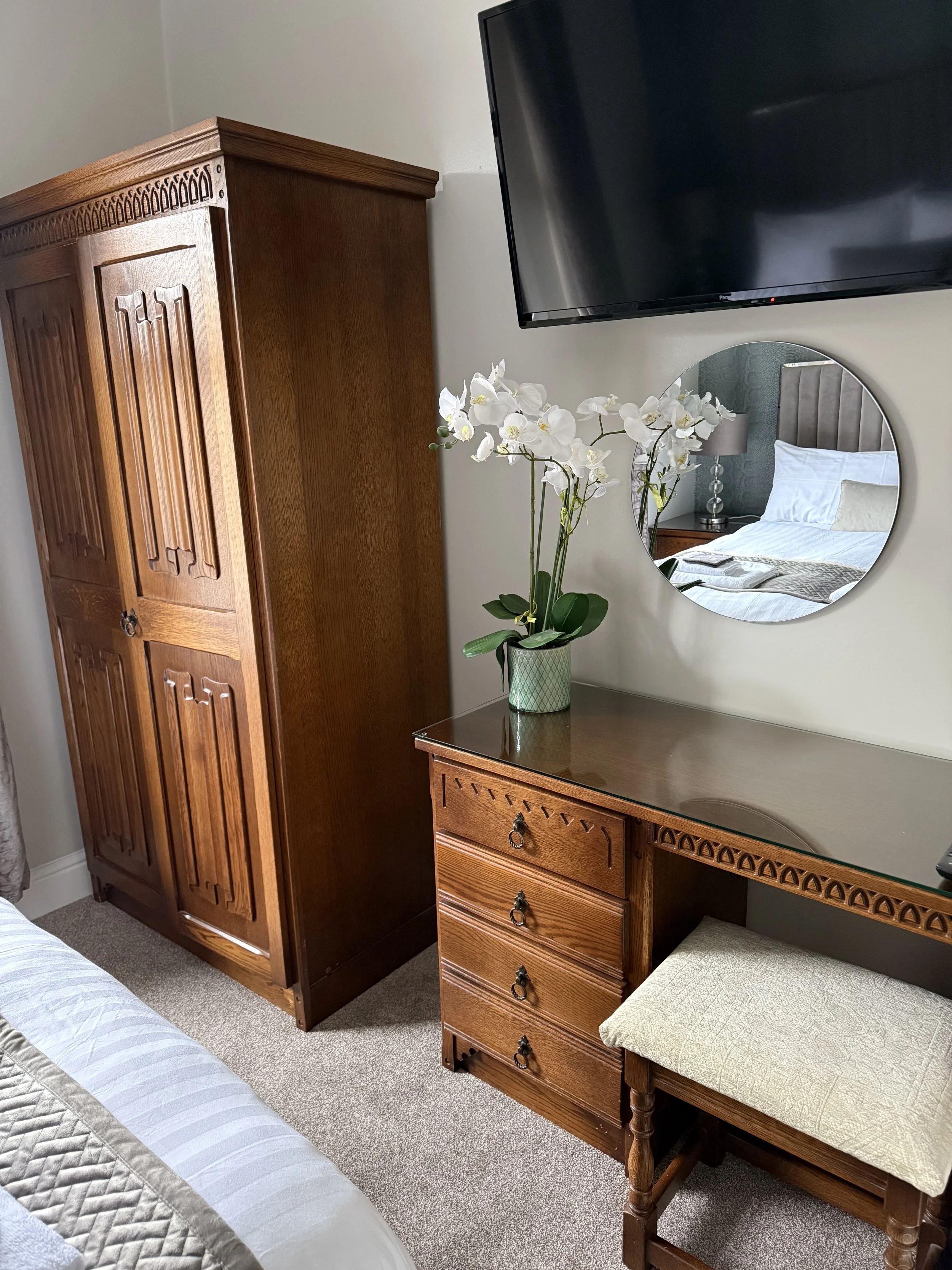 Green Bedroom Dressing Table.jpeg