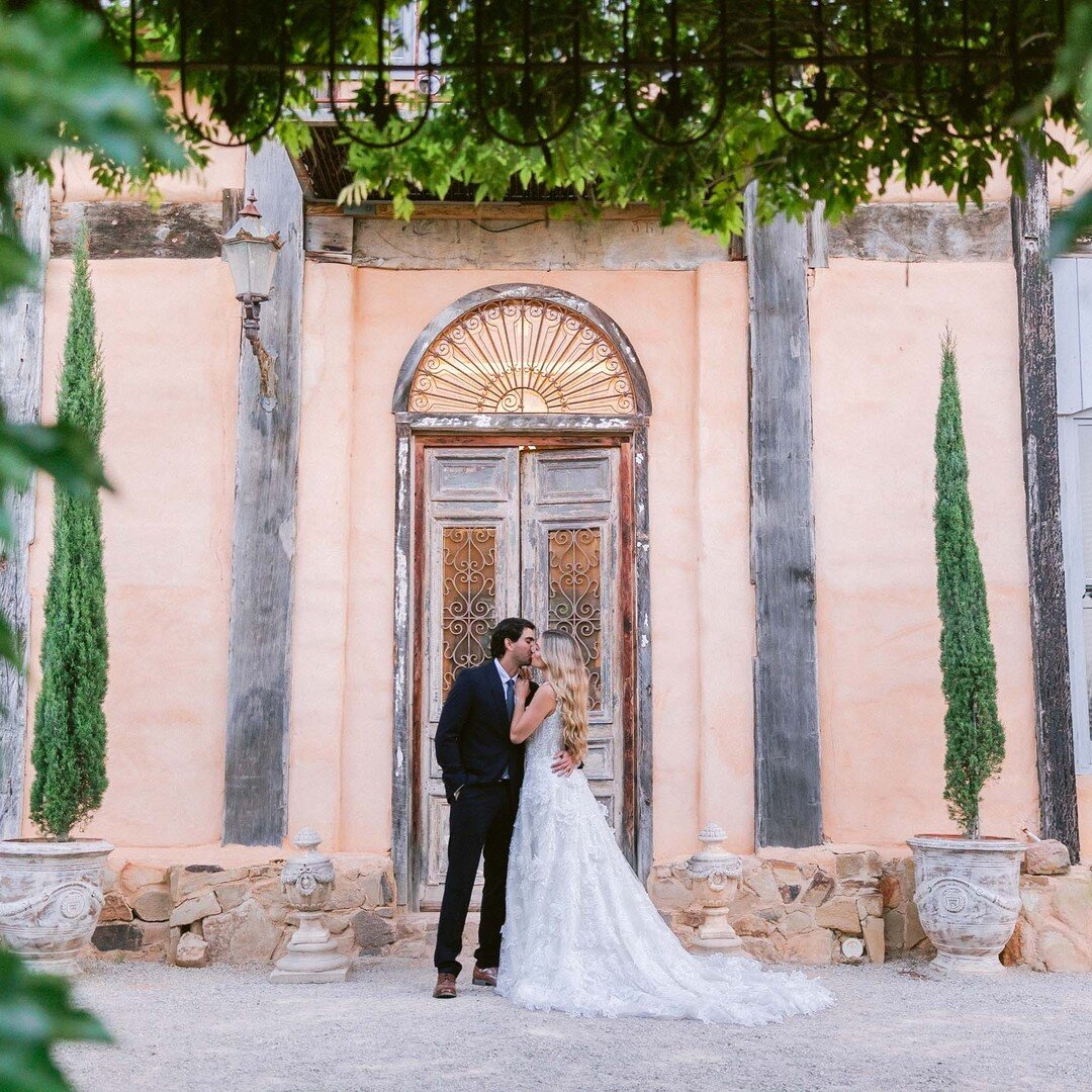 Gorgeous @mariajulianarestrepo 
Venue @montdusoleil 
Dress by @champerycouture 
.
.
.
.
.

#melbournewedding #junebugweddings #bridetobe #bride #wedding #weddingphotography #weddinginspiration #weddinginspo #makeup #bridal #weddingideas #bridalmakeup