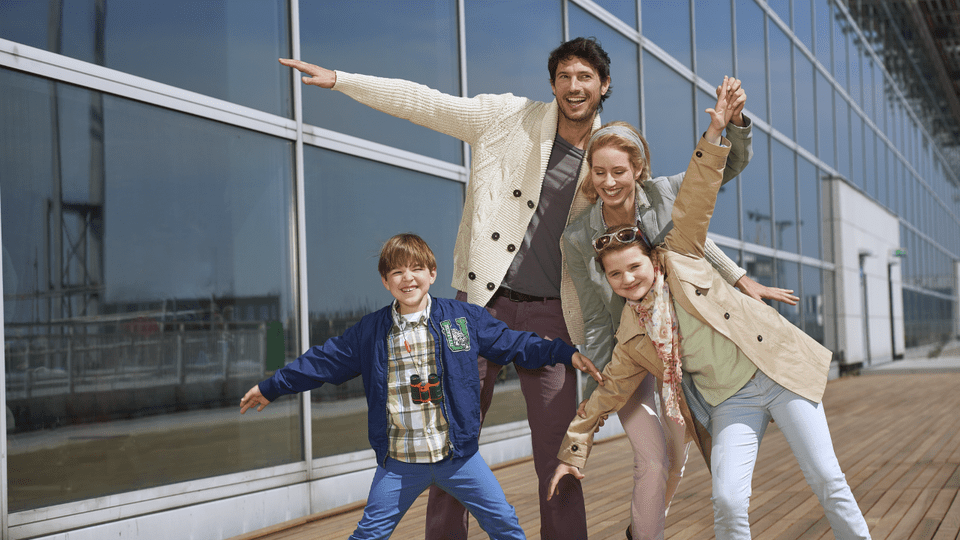 frankfurt-airport-family-5767b0ca5f9b58346a6f41af.png