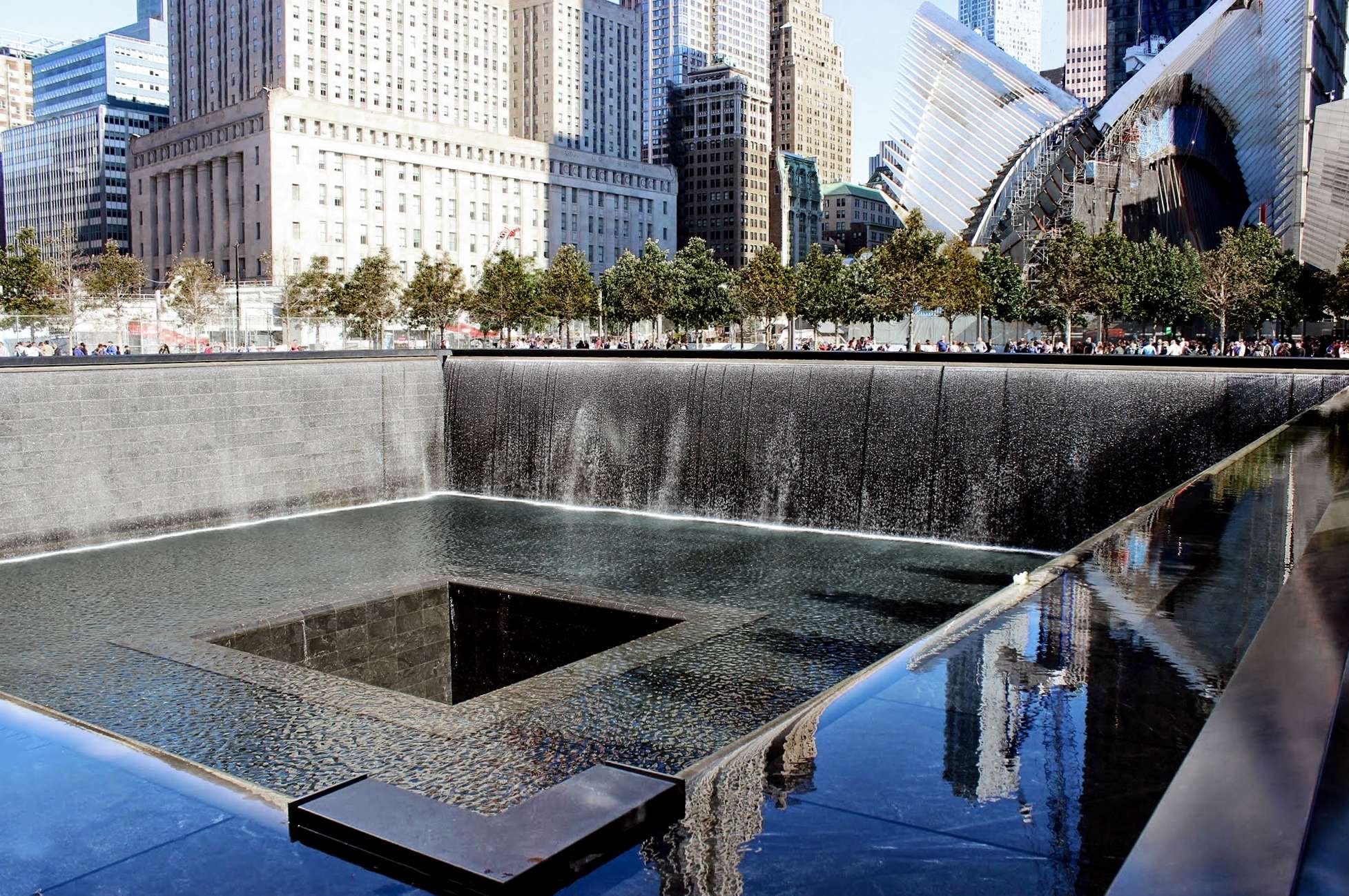 Память 9 11. Мемориал башни Близнецы в Нью-Йорке. Мемориал Граунд Зеро в Нью-Йорке. Мемориал 9/11 в Нью-Йорке. Национальный мемориал и музей 11 сентября Нью-Йорк.