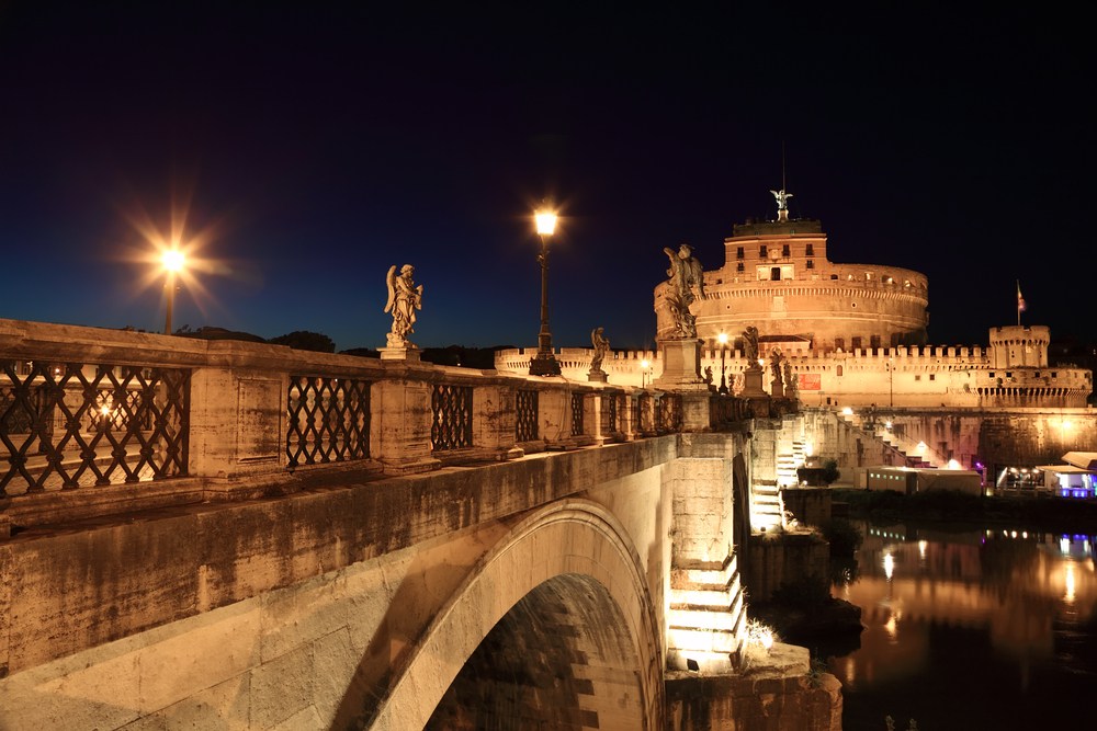 CLASSIC ITALY From $1,900 per person 7 days / 6 nights in Venice, Florence and Rome 4* and 5* Luxury packages available Package includes: -Accomodations in 4 or 5* luxury hotels -Daily breakfast -Private tours in Venice and Florence