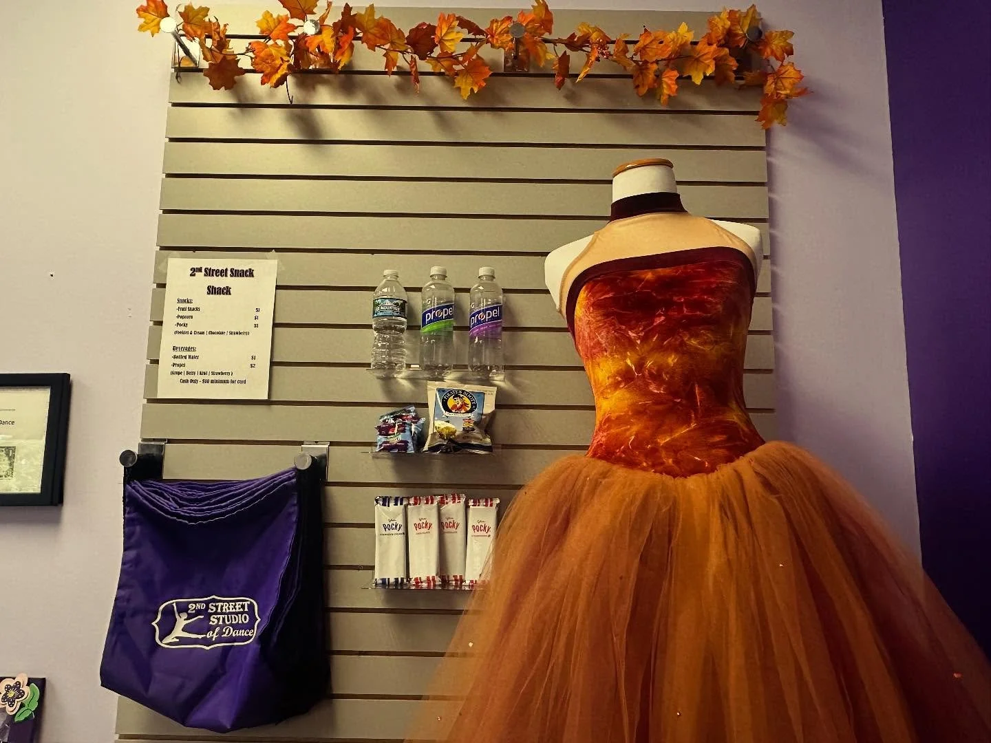 It&rsquo;s fall ya&rsquo;ll! 🍁🎃Did you know we now have snacks and drinks for purchase at the front desk? Make sure to bring cash! 

#2ndstreetdance #fallcolors #snacks