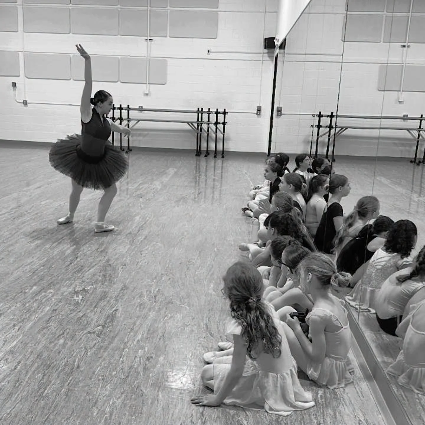 Little Black Swans watching Odile (the black swan) at rehearsal. 🦢🩰👑 Come see these dancers perform Saturday, May 16th at 6:30pm at Troy Athens High School! Tickets available at:
https://29246.danceticketing.com/

#2ndstreetdance #swanlake #swanla