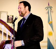Sergio welcomes the crowd on World Malbec Day at the Argentina Consulate in NYC.