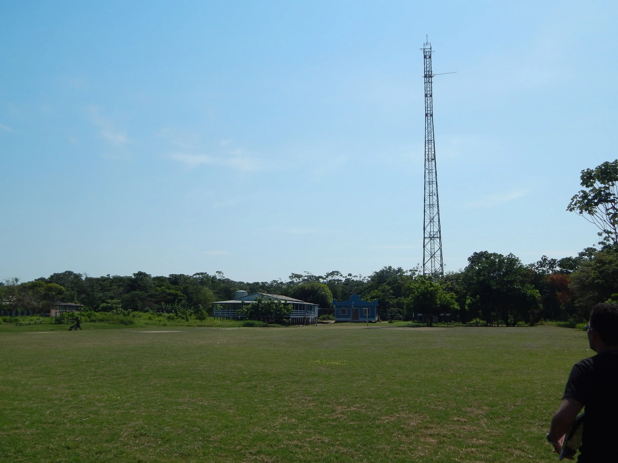 Há dois anos sem coleta de lixo, ribeirinhos construíram casa para guardar entulhos