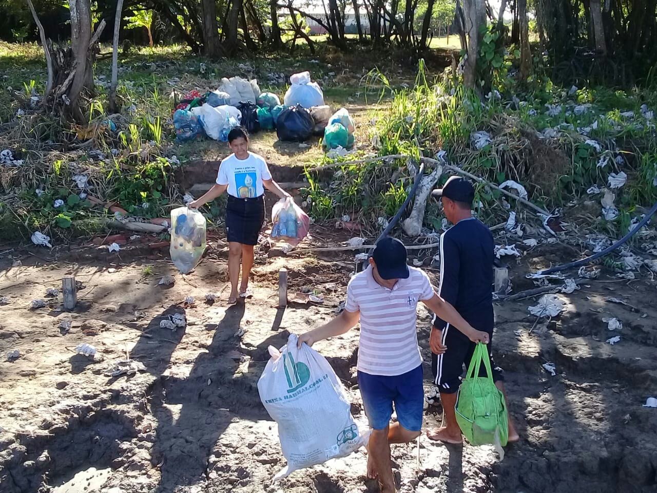 Moradores conduziram o entulho até a embarcaçao.